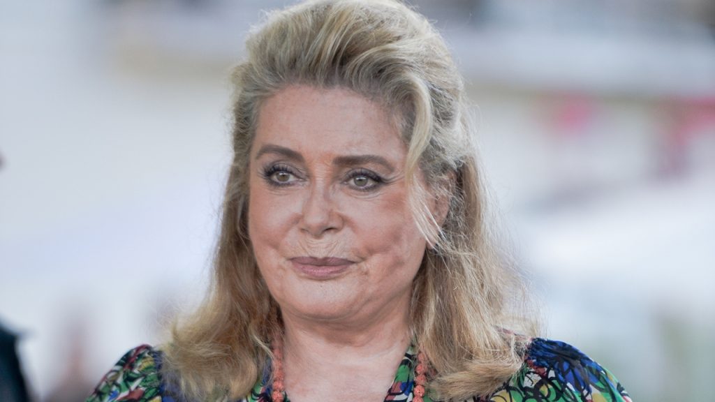 Catherine Deneuve hospitalisée dans un état sérieux, suite à un malaise